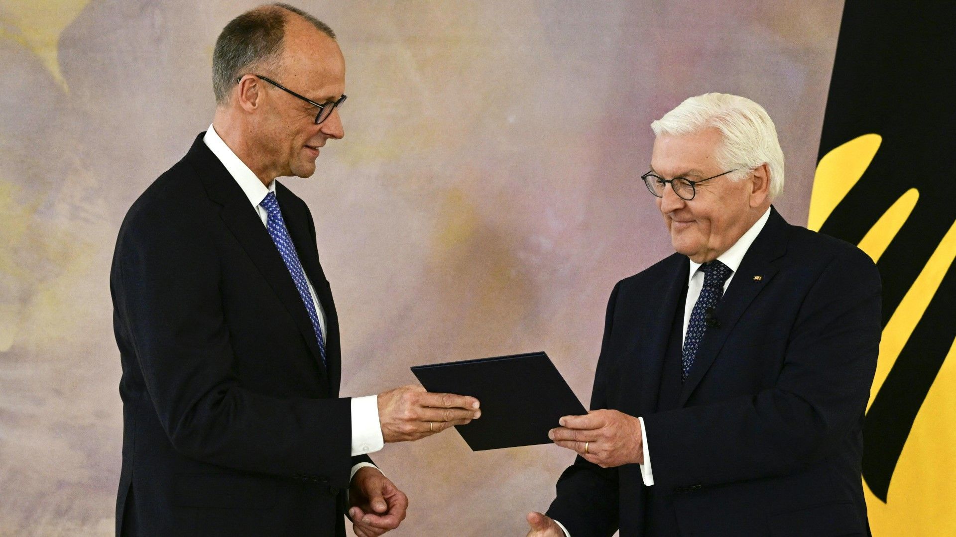 Video: Steinmeier ernennt Merz zum Bundeskanzler