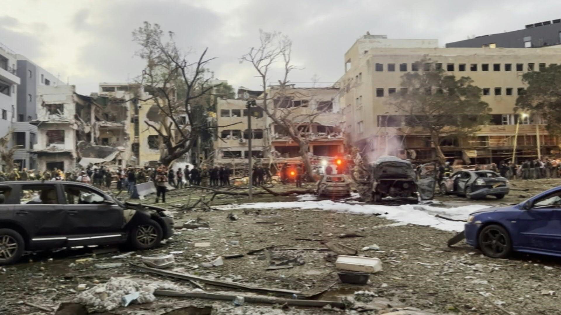 Video: Rubble and emergency services at site of Iranian strike on Tel Aviv