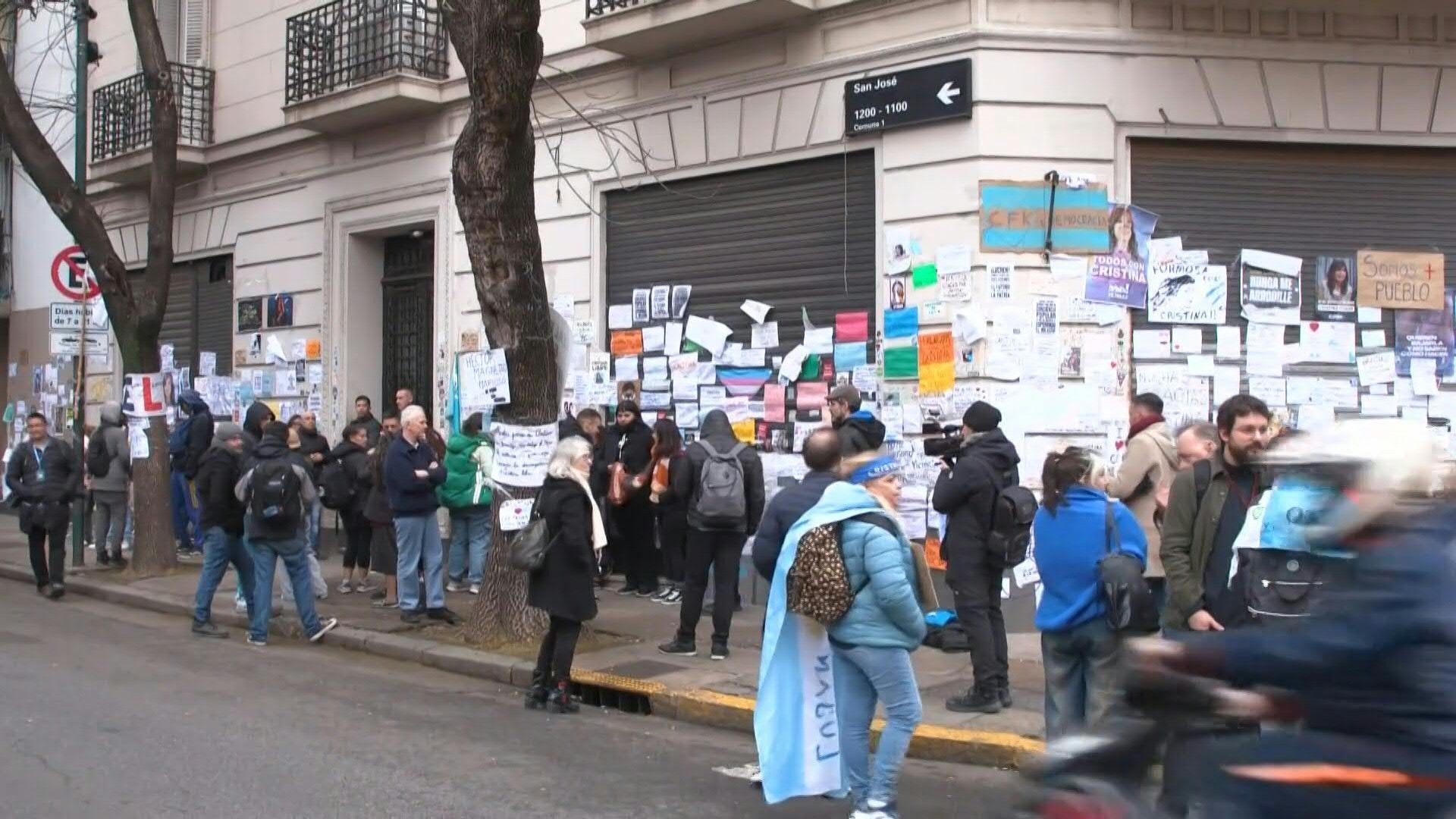 Video: Supporters gather outside Argentine ex-president Kirchner's home ahead of house arrest ruling