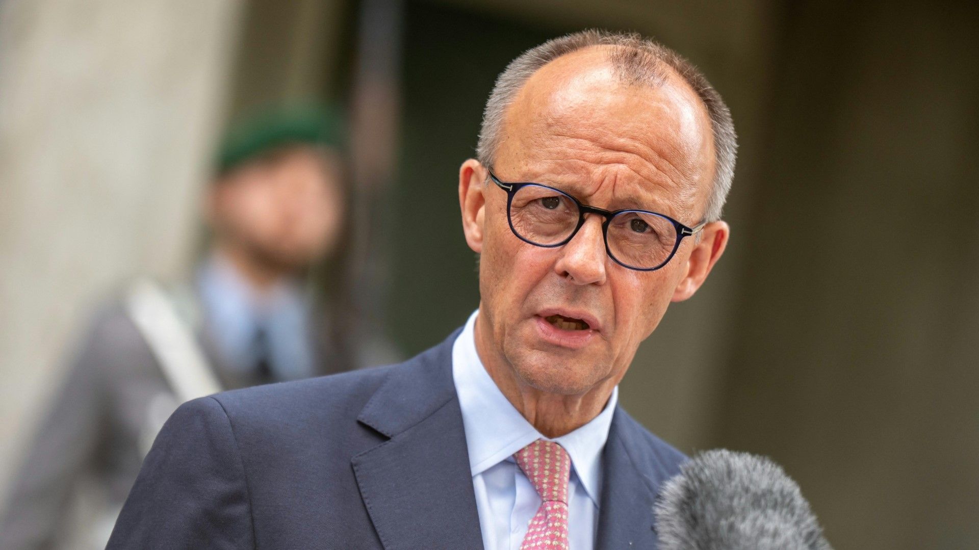 Merz verteidigt Aufrüstung der Bundeswehr