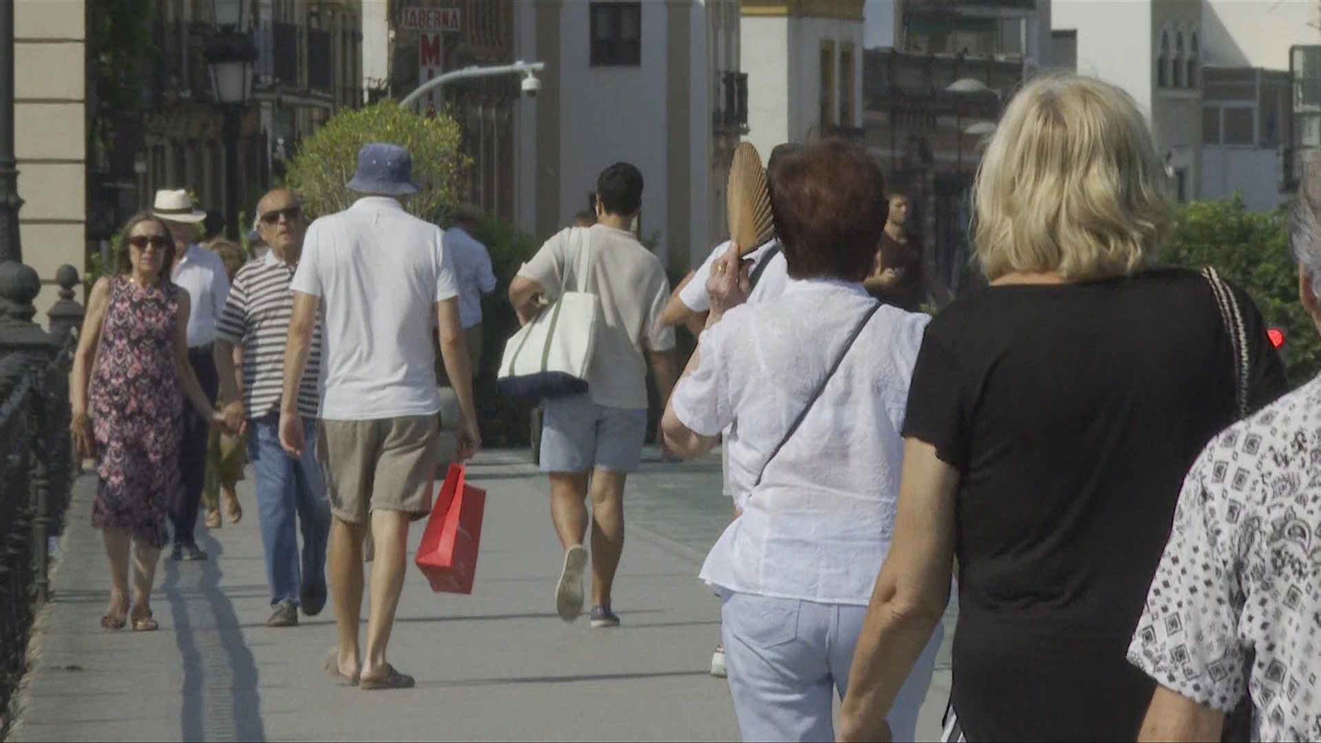People struggle to keep cool in Seville on fourth day of heatwave