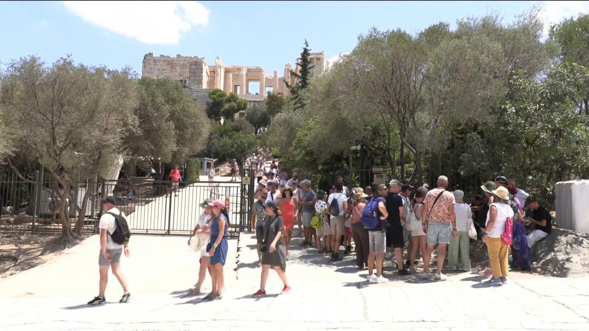 Tourist battle against heatwave in Athens