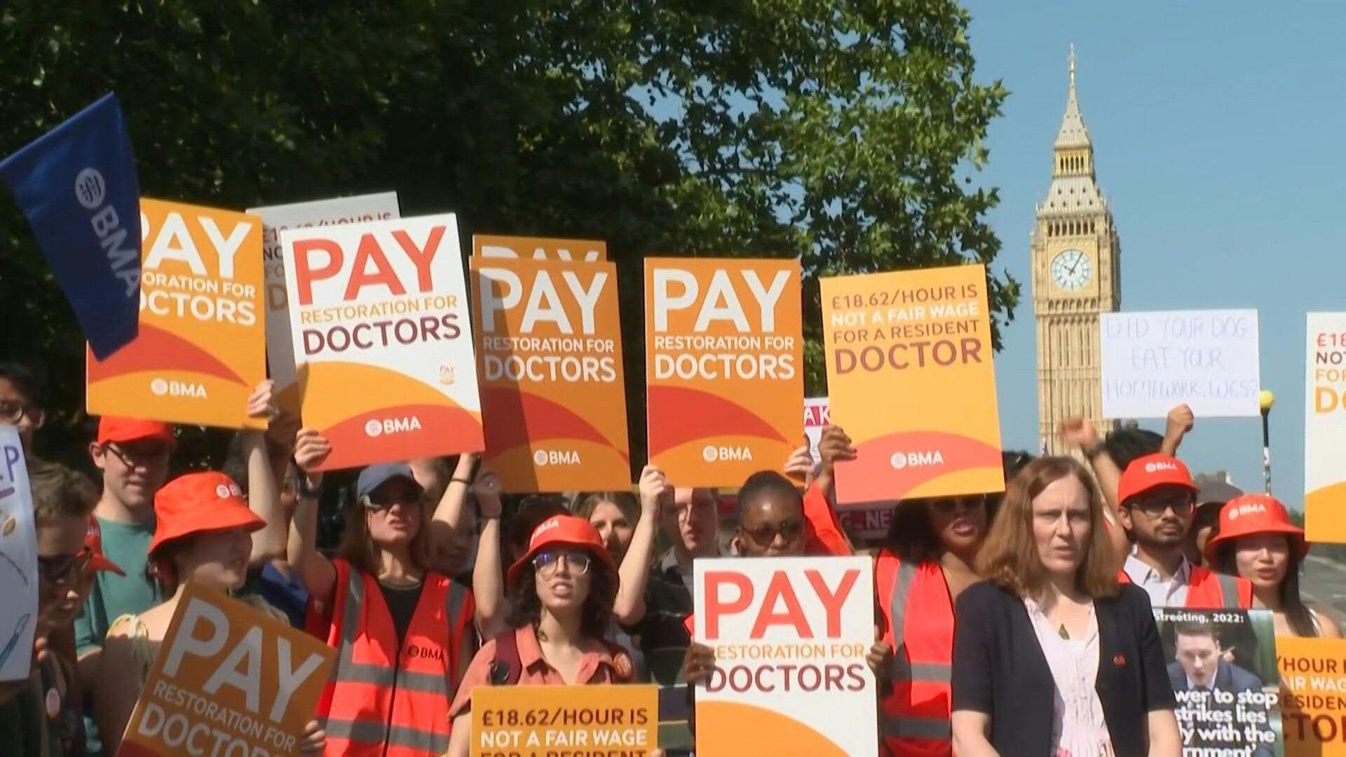 Thousands of UK young doctors strike for pay increase