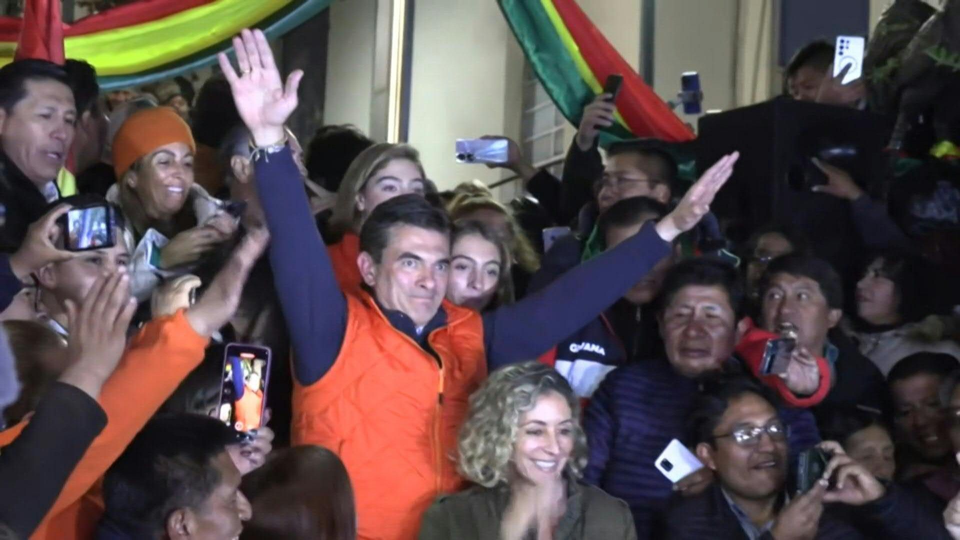 O candidato presidencial da Bolívia, Rodrigo Paz, saúda os apoiadores após o primeiro turno