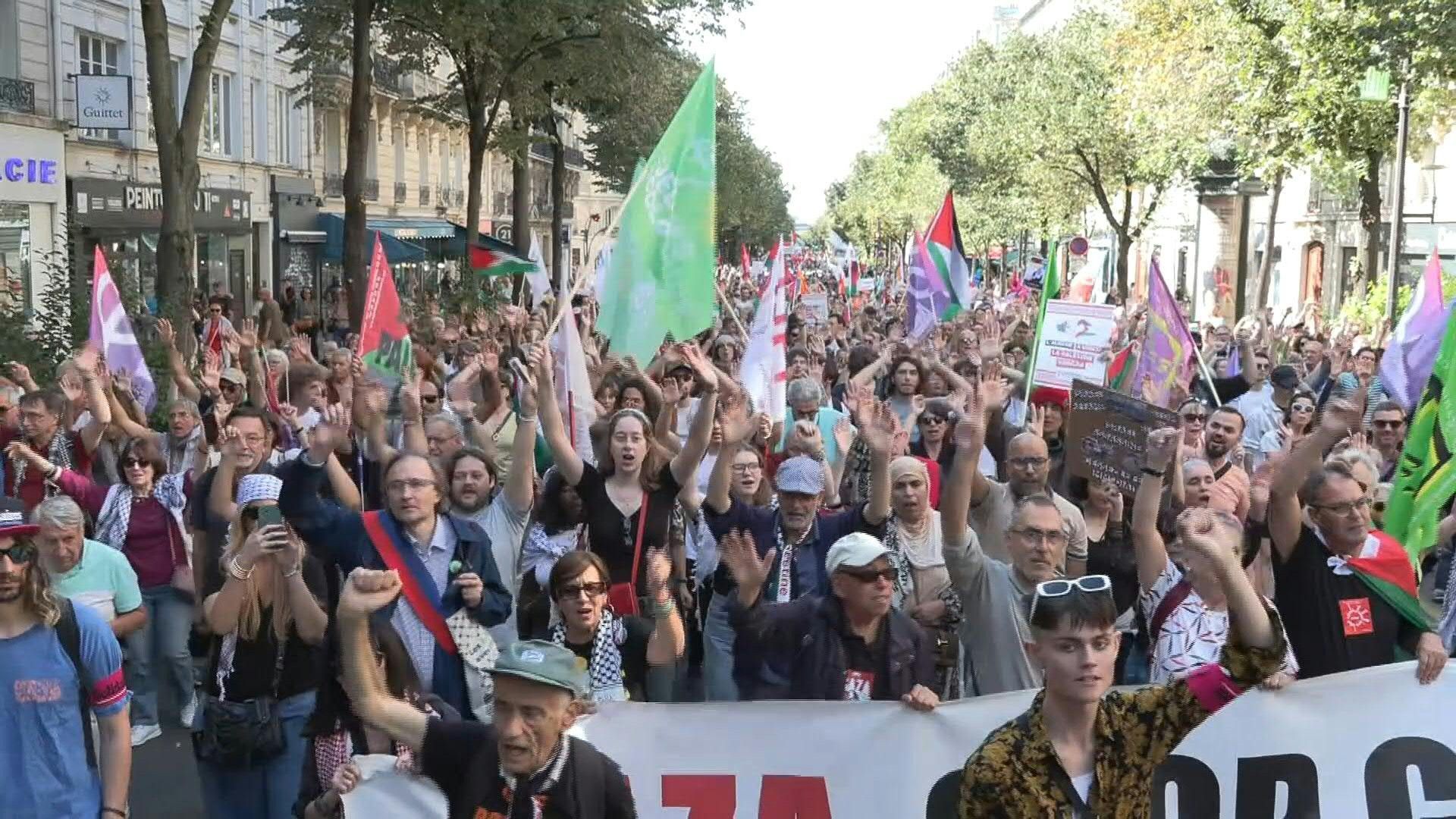 Milhares marcham em Paris em apoio aos palestinos