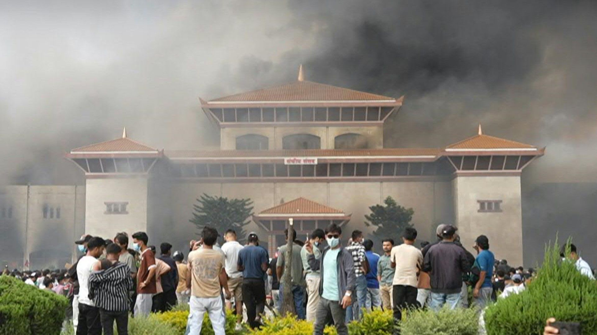 Krise in Nepal: Parlament brennt – Regierungschef tritt zurück