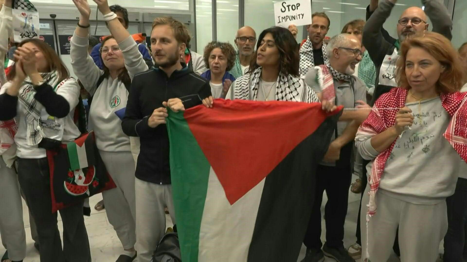 Les activistes de la flottille de Gaza expulsés d'Israël atterrissent à l'aéroport de Paris