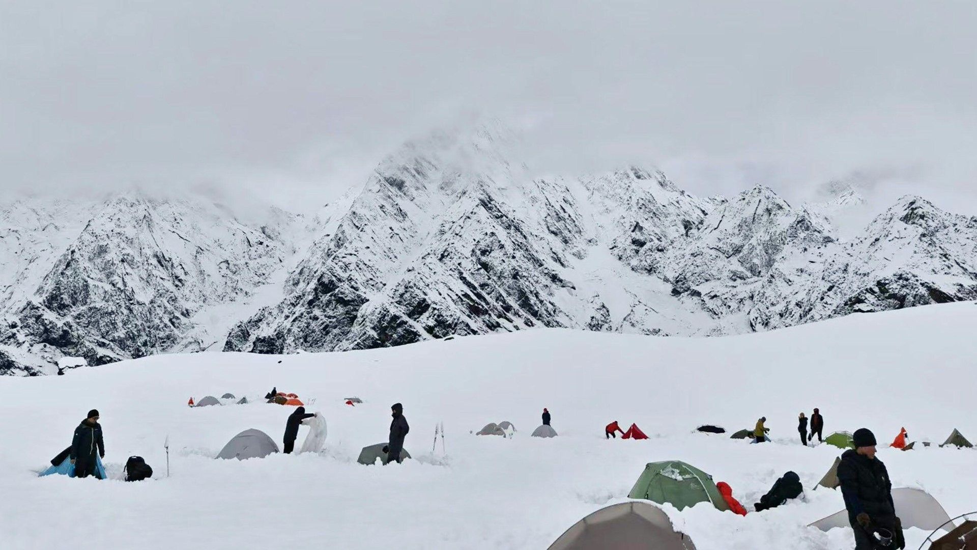 Eingeschneite Wanderer am Mount Everest gerettet