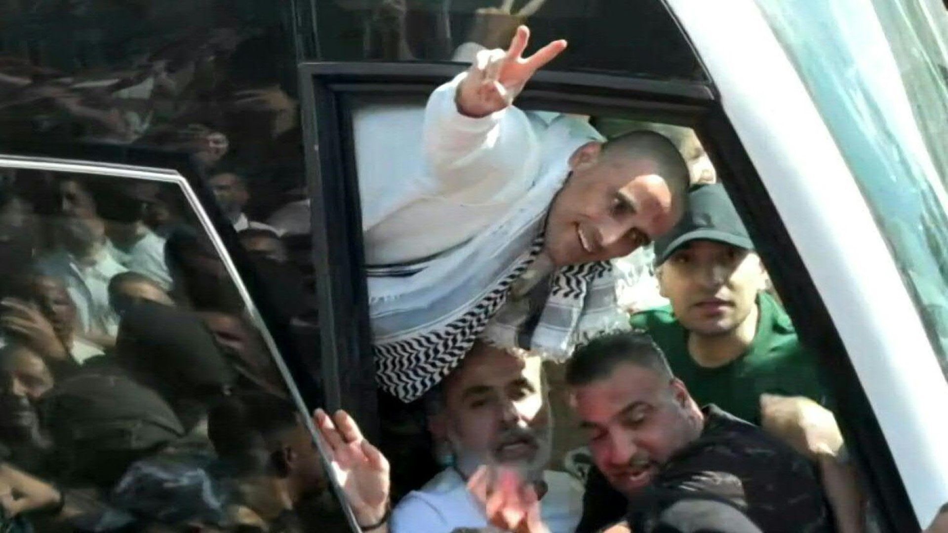 Buses carrying released Palestinian prisoners arrive in Ramallah