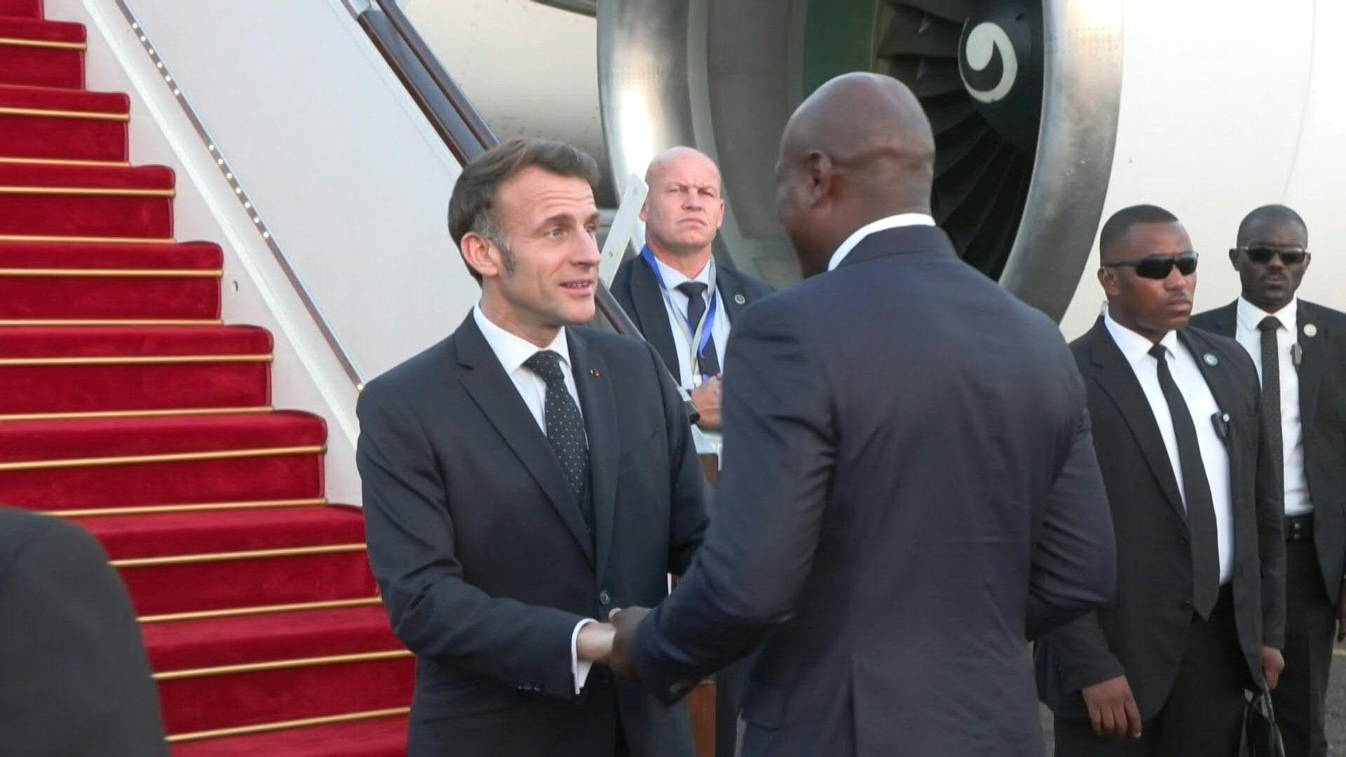 Emmanuel Macron welcomed in Libreville by Gabon president