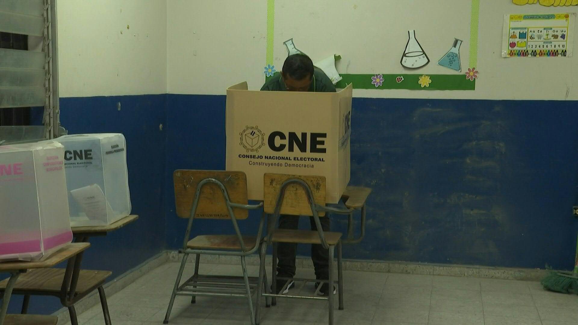 People begin voting in Honduran presidential and legislative elections