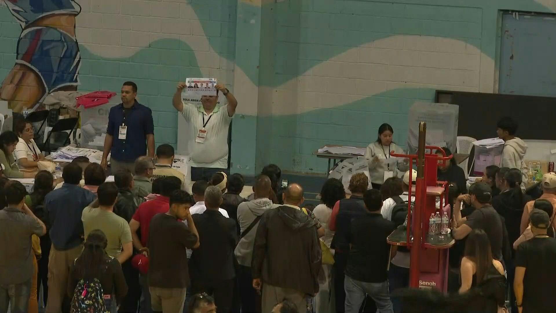 Polls-close-and-officials-count-votes-in-Honduras-presidential-elections