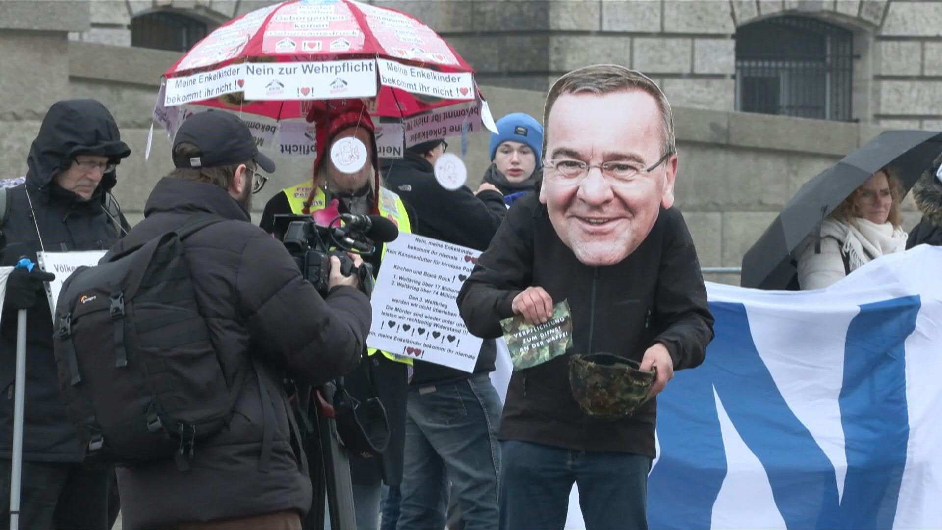 Aktionsbündnis demonstriert gegen Wehrpflicht