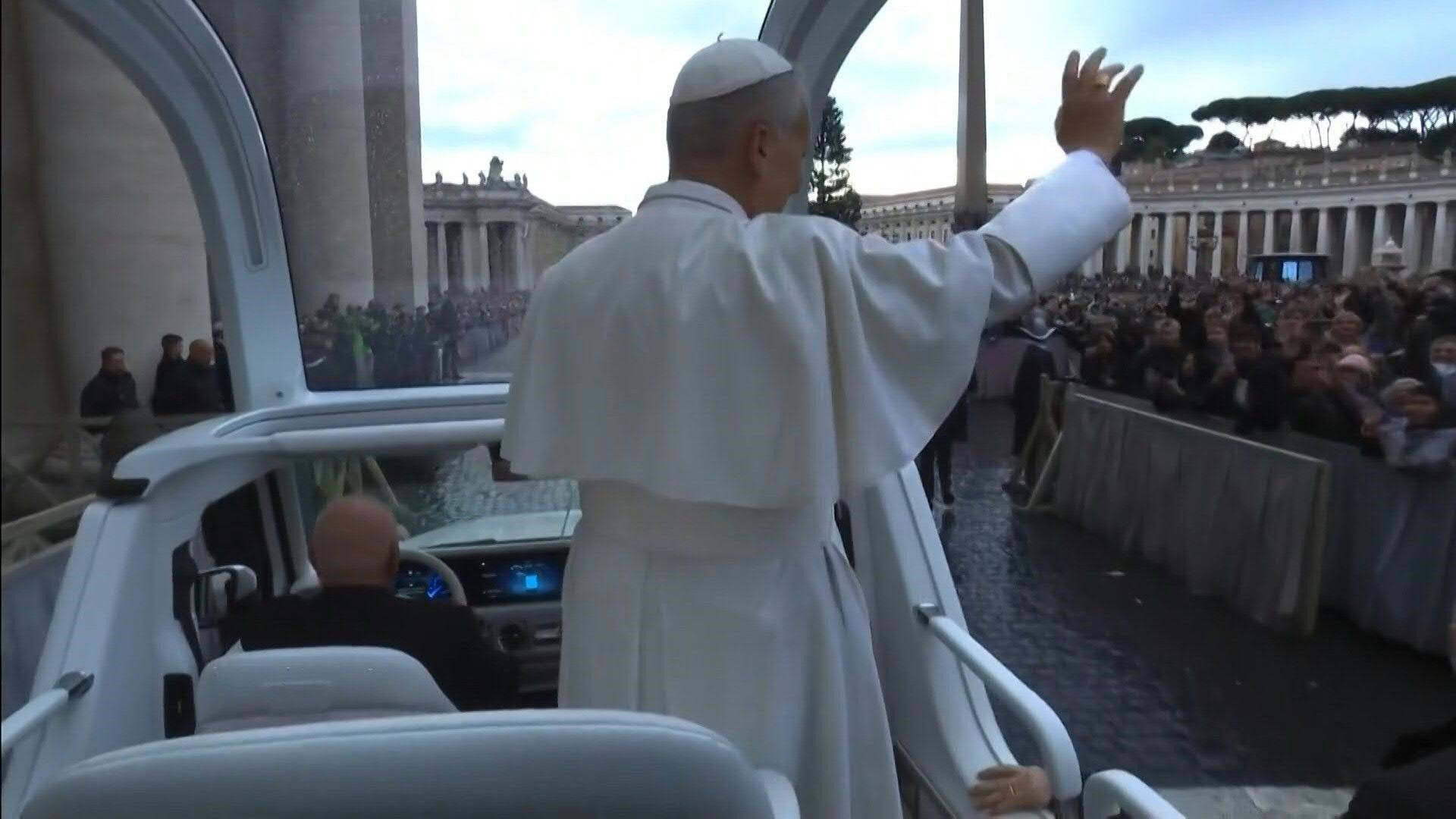 Video: Pope Leo XIV arrives on St-Peter Square in the popemobile before his "urbi et orbi" address