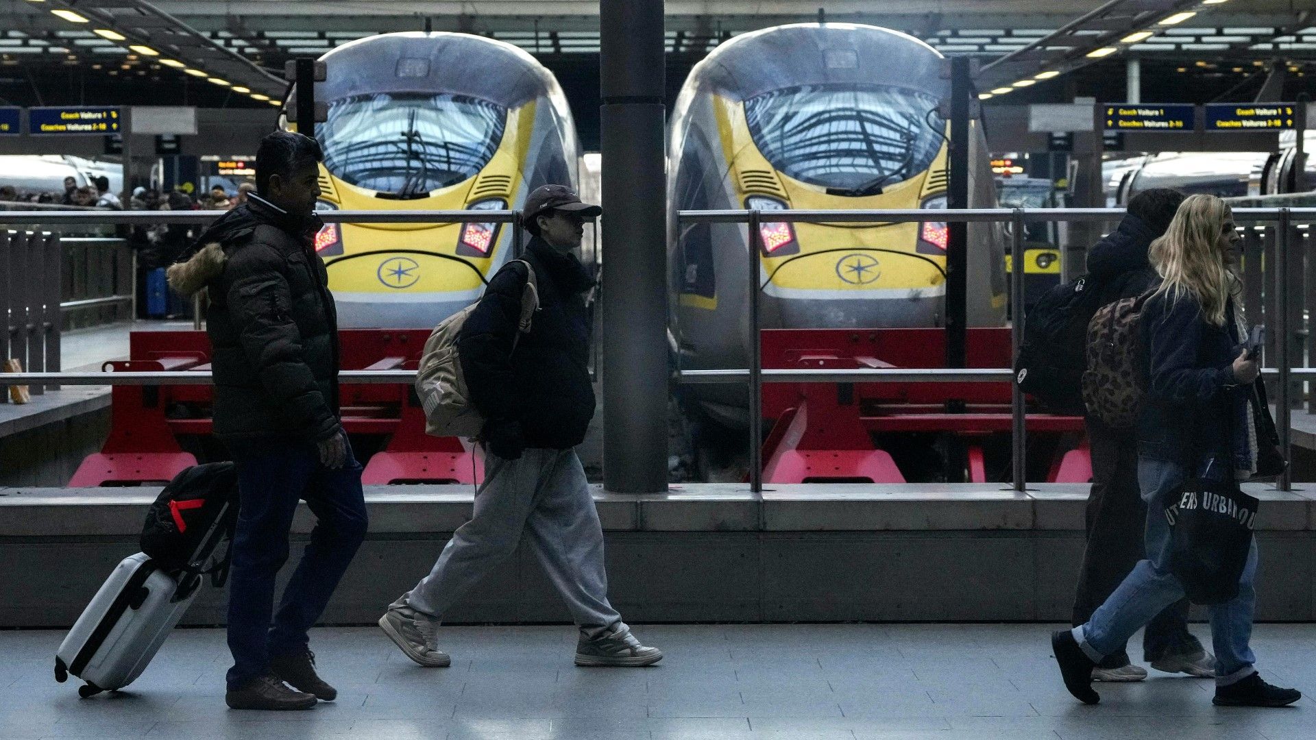 Video: Bahn-Chaos zum Jahresende: Eurostar-Züge stehen still