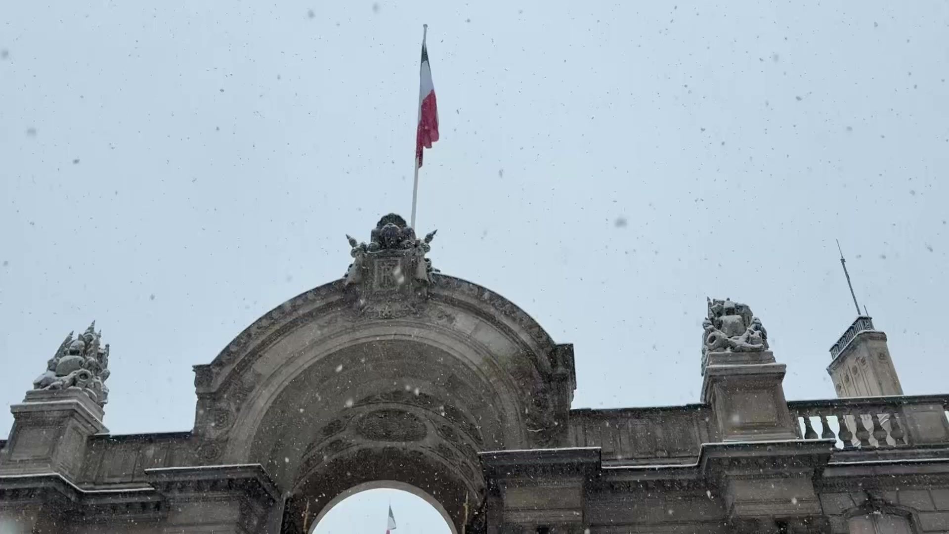 Video: Snow falls on the Élysée Palace in Paris