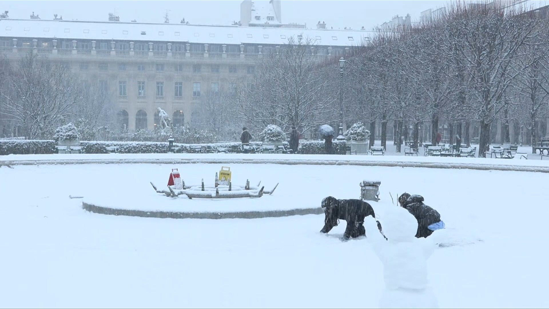 Video: Snowflakes blanket Paris while France faces widespread weather alerts