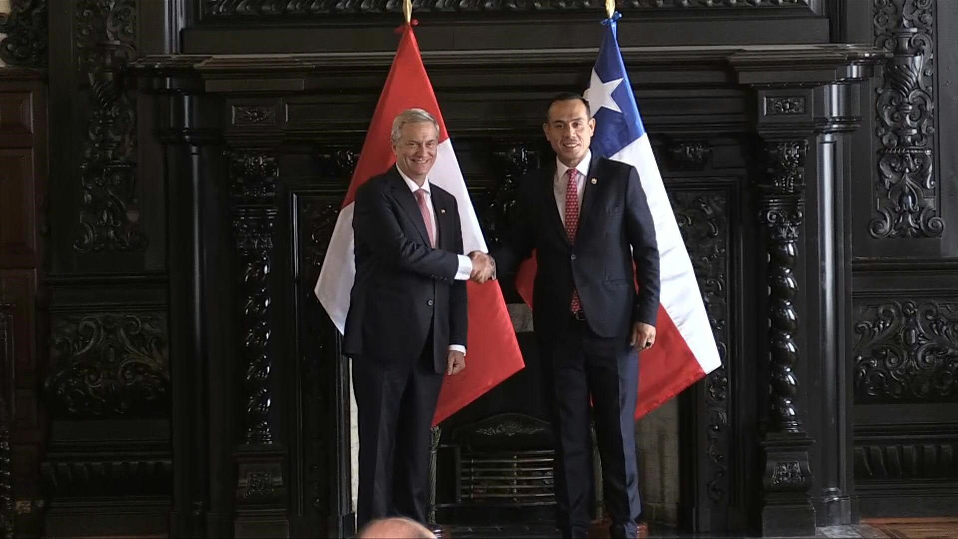 Video: Peruvian president hosts Chile's Kast for talks in Lima