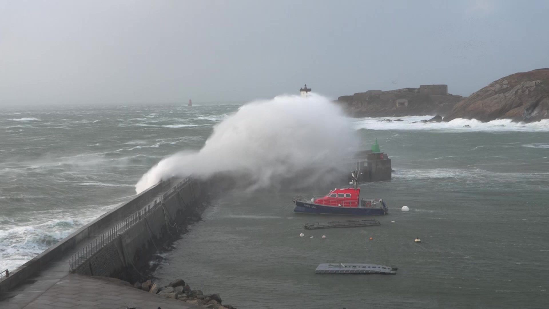 Video: Storm Goretti brings powerful winds and waves to northwestern France