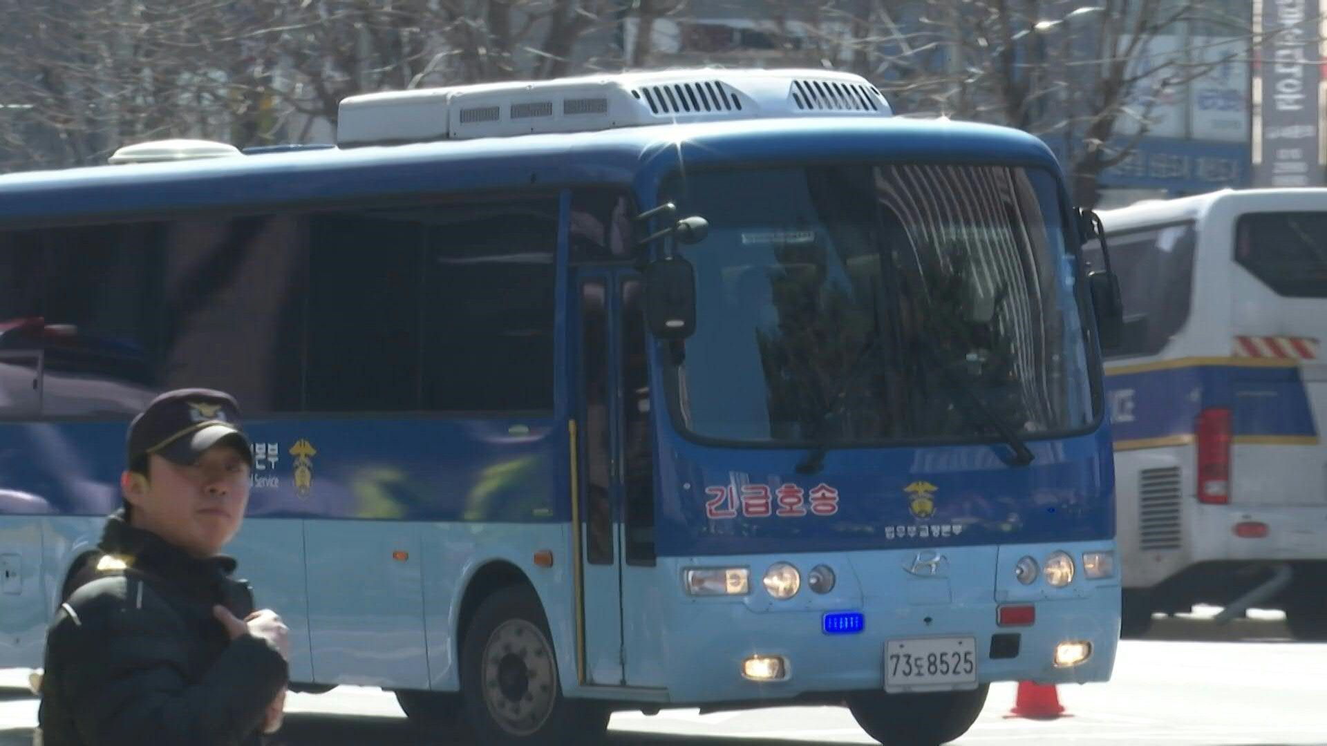 Video: S. Korea: Convoy arrives at court as judges weigh death sentence for Yoon