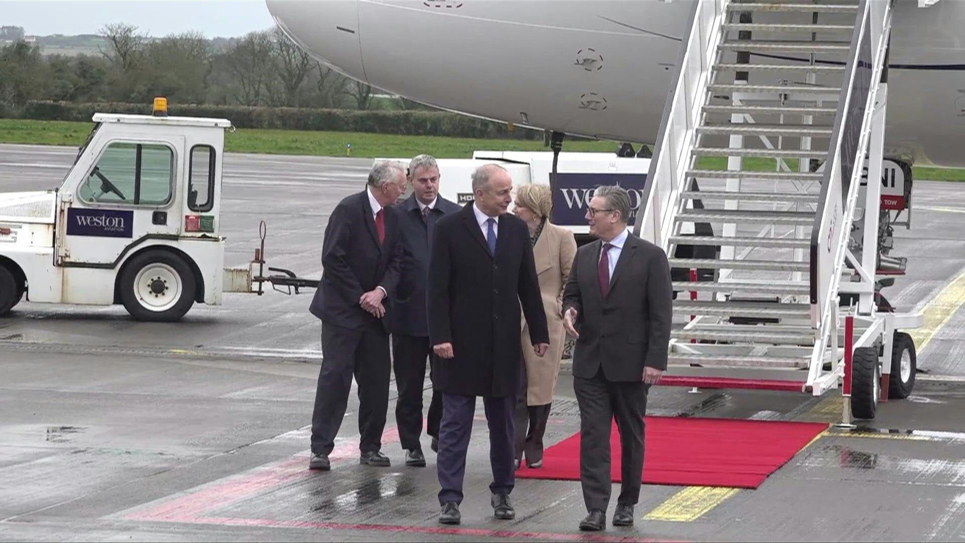 Video: Irish PM Martin welcomes UK PM Starmer in Cork for summit