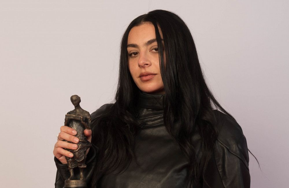 ‚Bin kaum Bob Dylan‘: Charli xcx bei Ivor Novello Awards als Songwriterin des Jahres gekürt