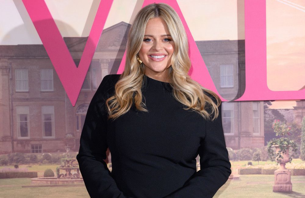 Emily Atack diz que foi agredida sexualmente em sets de TV ao longo de sua carreira