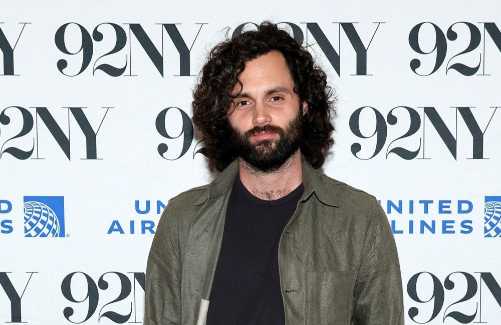 Penn Badgley estaba 'humpin' en el aire' mientras filmaba escenas de sexo durante la pandemia de COVID-19