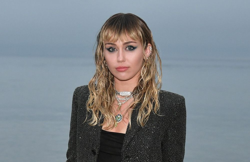 Miley Cyrus ‘specificamente non-specifica in tutto’