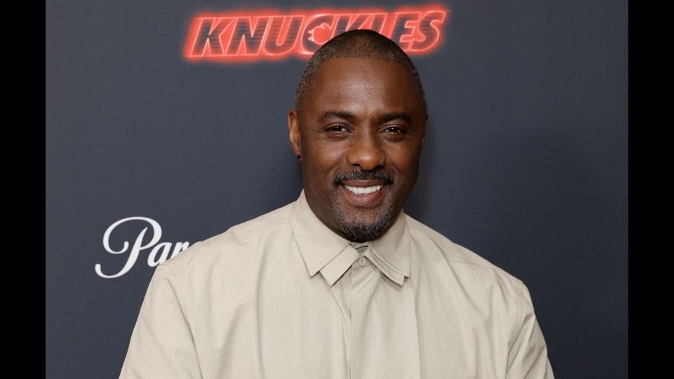 Sir Idris Elba: Ritterwürde fast in der Post verloren gegangen