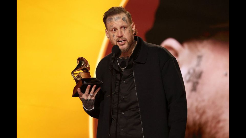 Jelly Roll spendet einen seiner Grammys an ein lokales Gefängnis