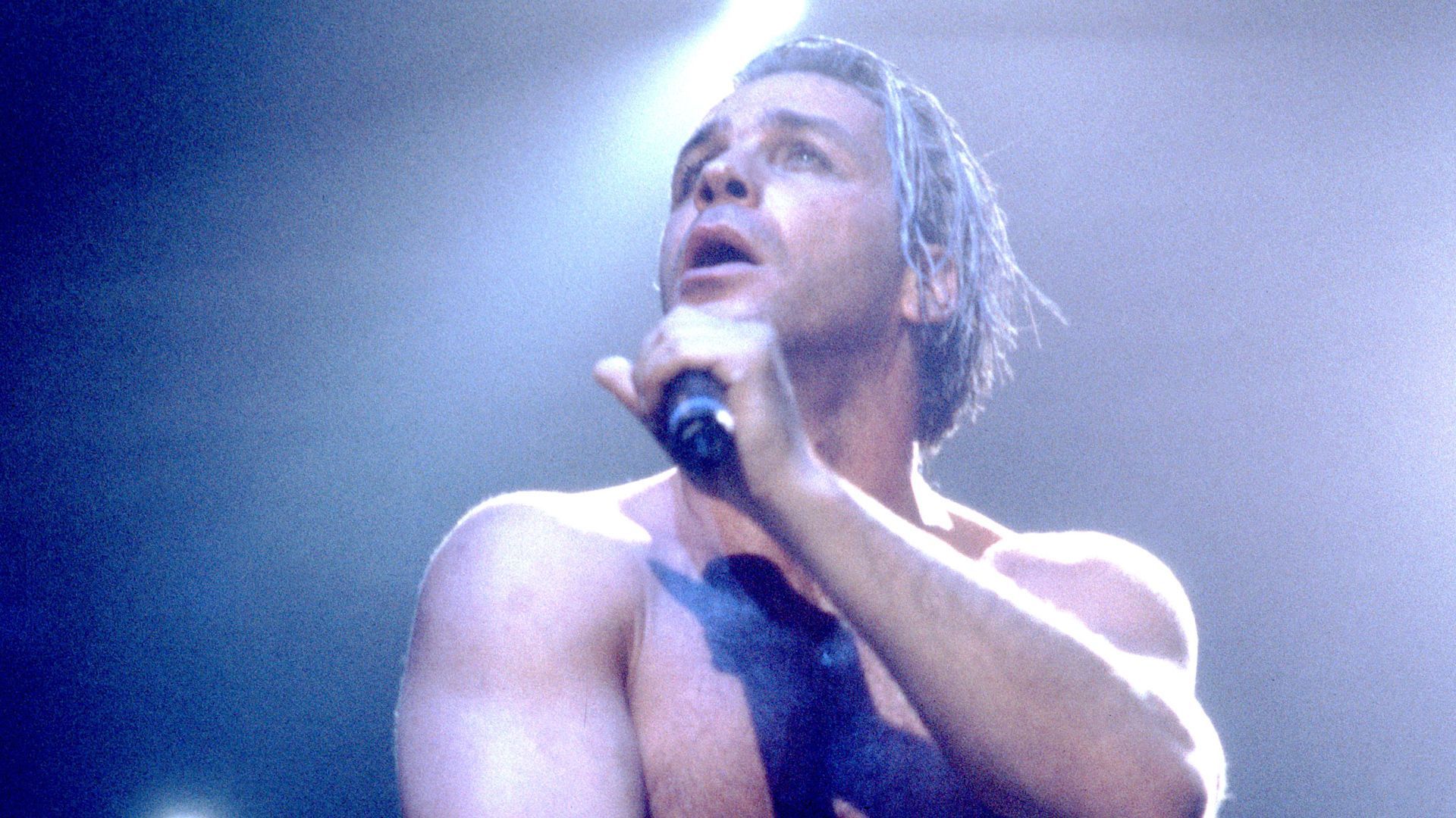 Till Lindemann von RAMMSTEIN setzt Zeichen für bunte Liebe