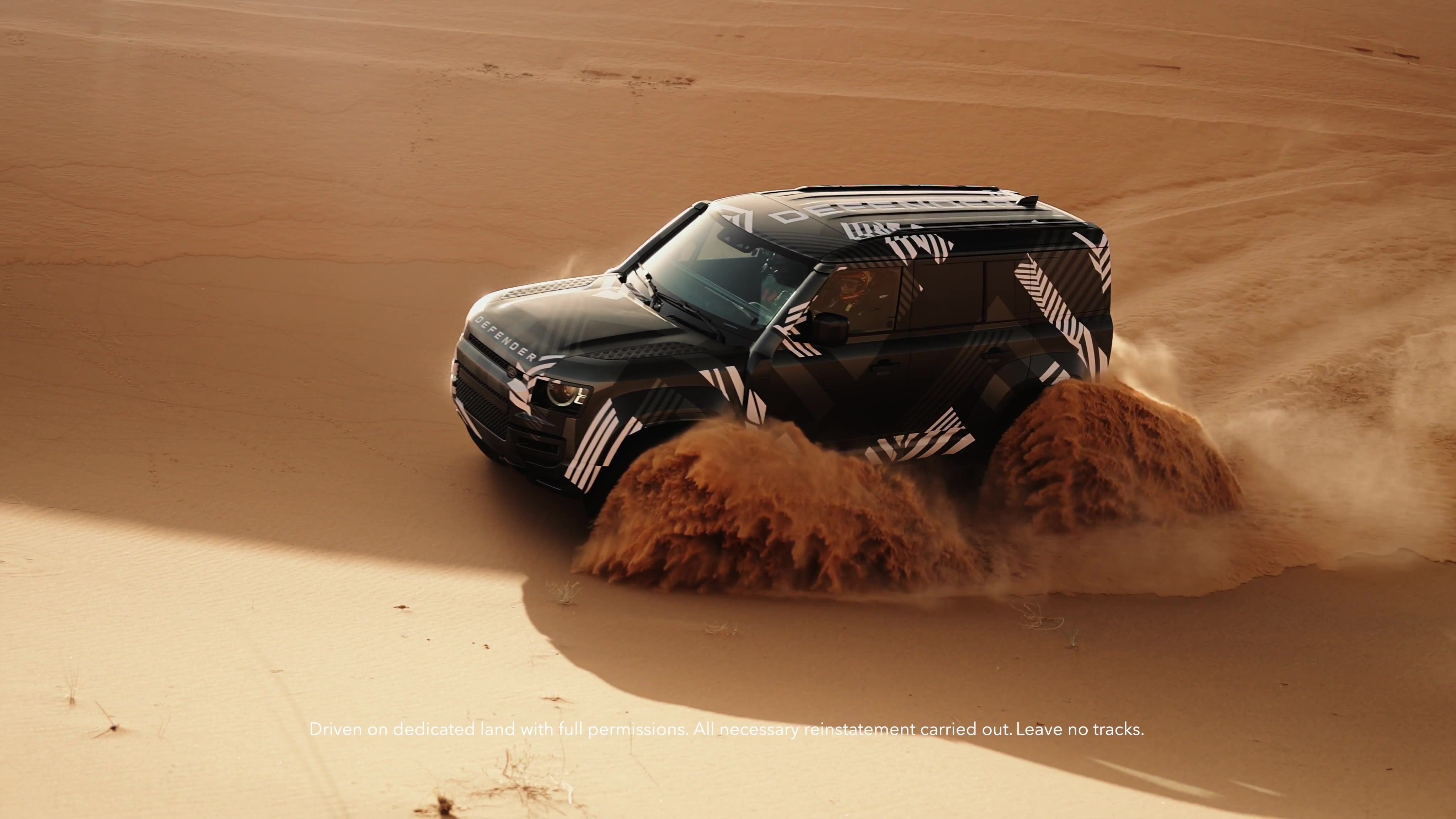 Defender voltooit eerste rally-raid prototype test en tekent Dakar rally legende