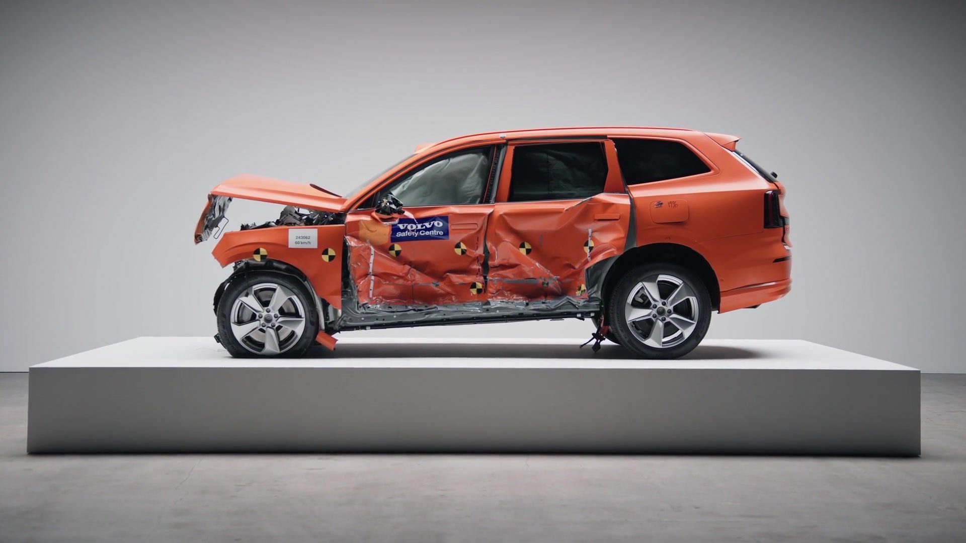 Volvo Cars Safety Center Crash-Labor - Getting Better Over Time