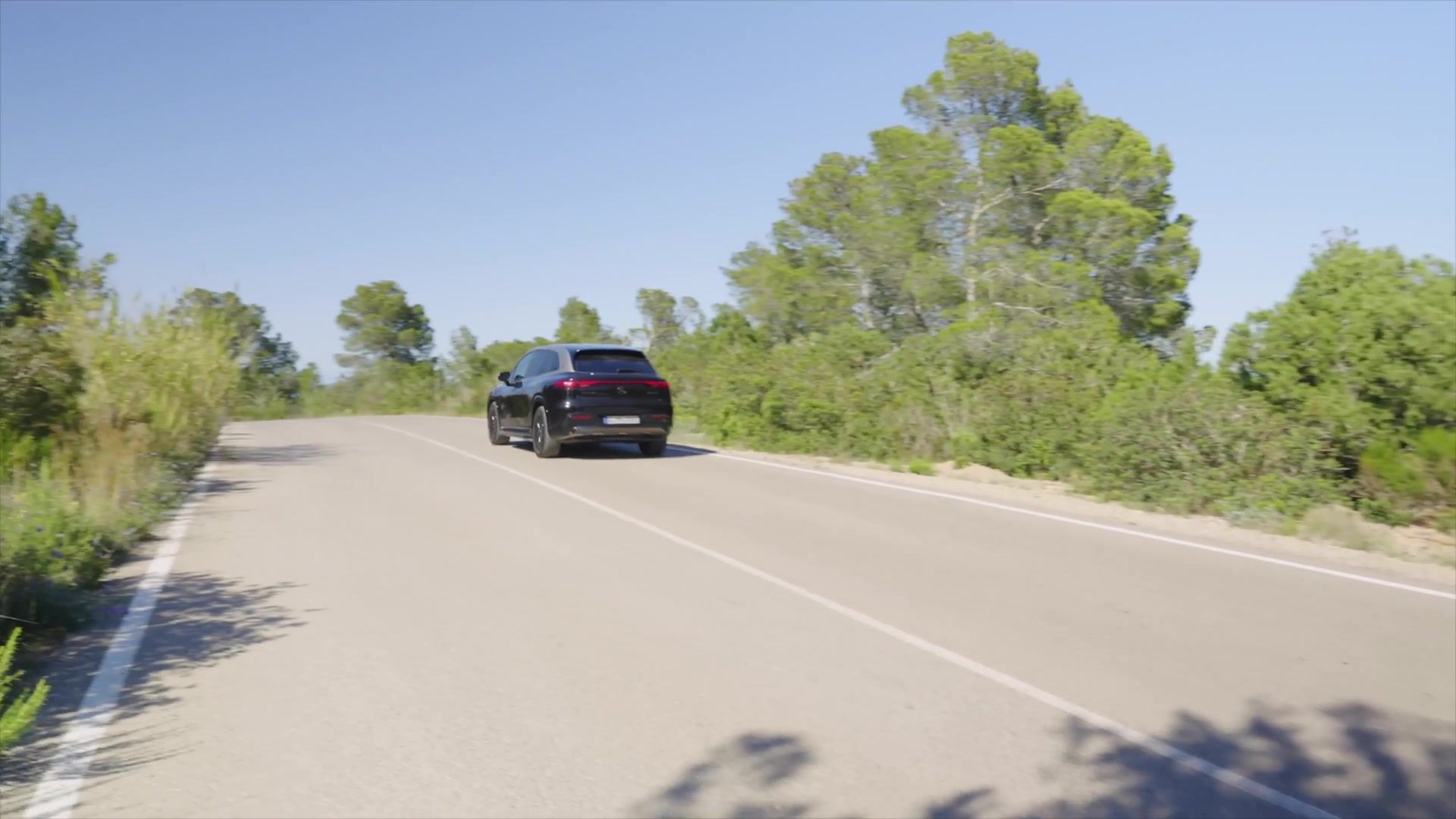 Mercedes-Maybach EQS 680 SUV with Maybach Night Series Design Package - Driving Video