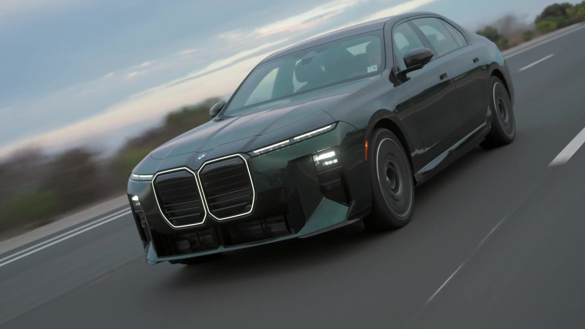 The new BMW i7 60 xDrive in Vancouver Green Black Sapphire Driving Video