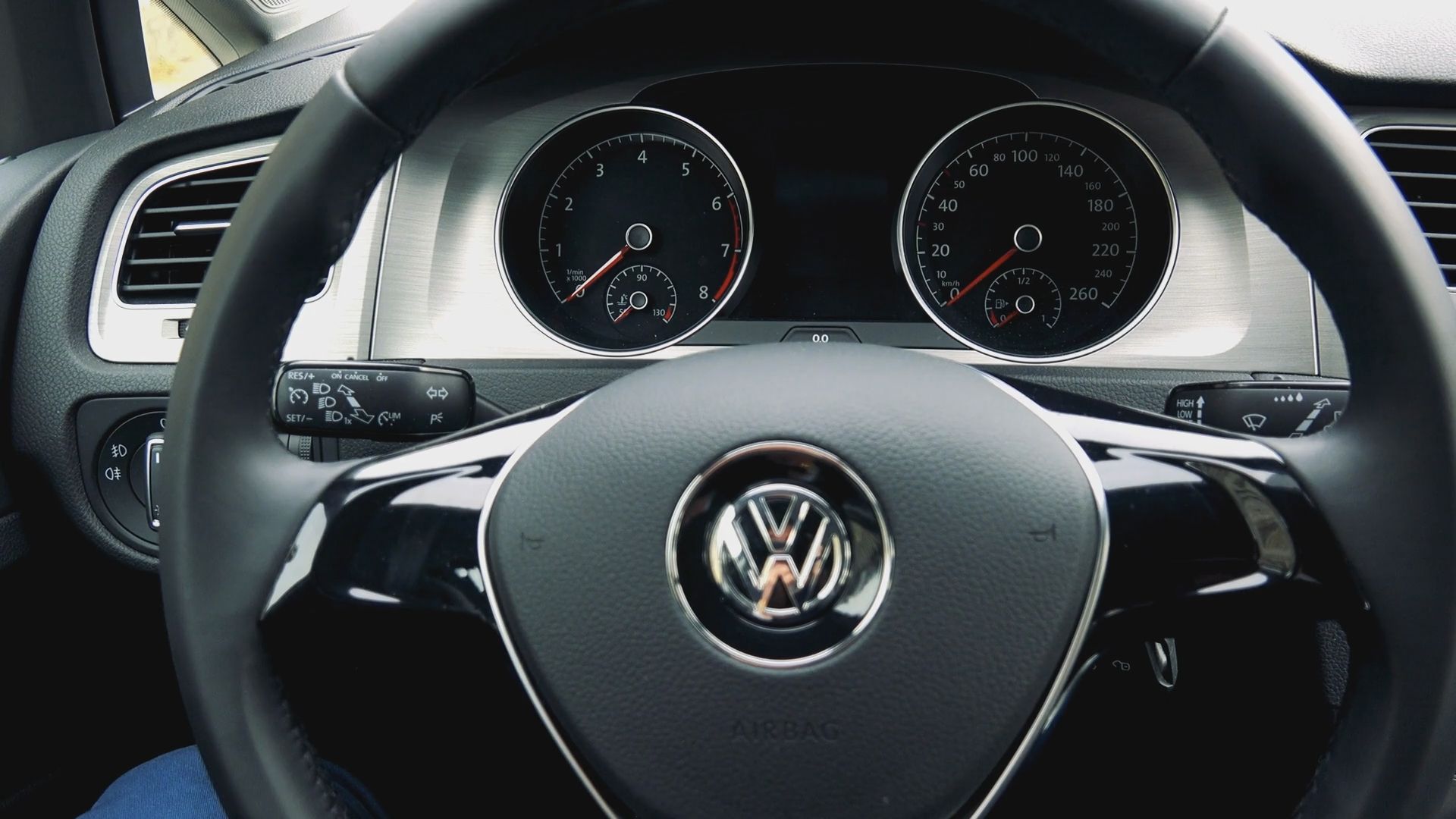 VW muss tausende Autos zurückrufen: Beliebte Baureihen betroffen – Fahrer drohen große Probleme
