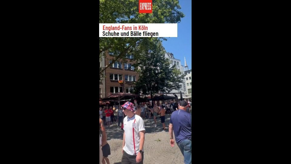 England-Fans in Köln: Schuhe und Bälle fliegen - dann Jubel