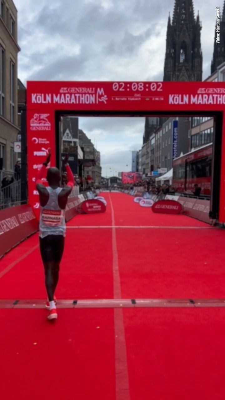 Video: Nicht nur beim Sieger: Glückliche Gesichter im Ziel des Köln-Marathons
