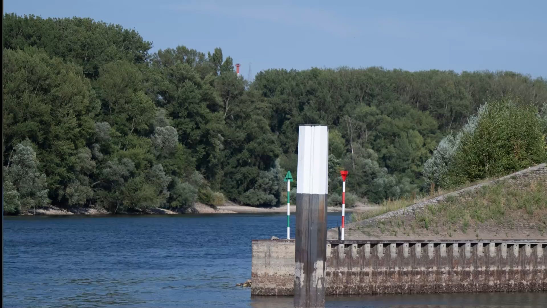 Inaccessible due to low water: The Rettbergsaue in the Rhine