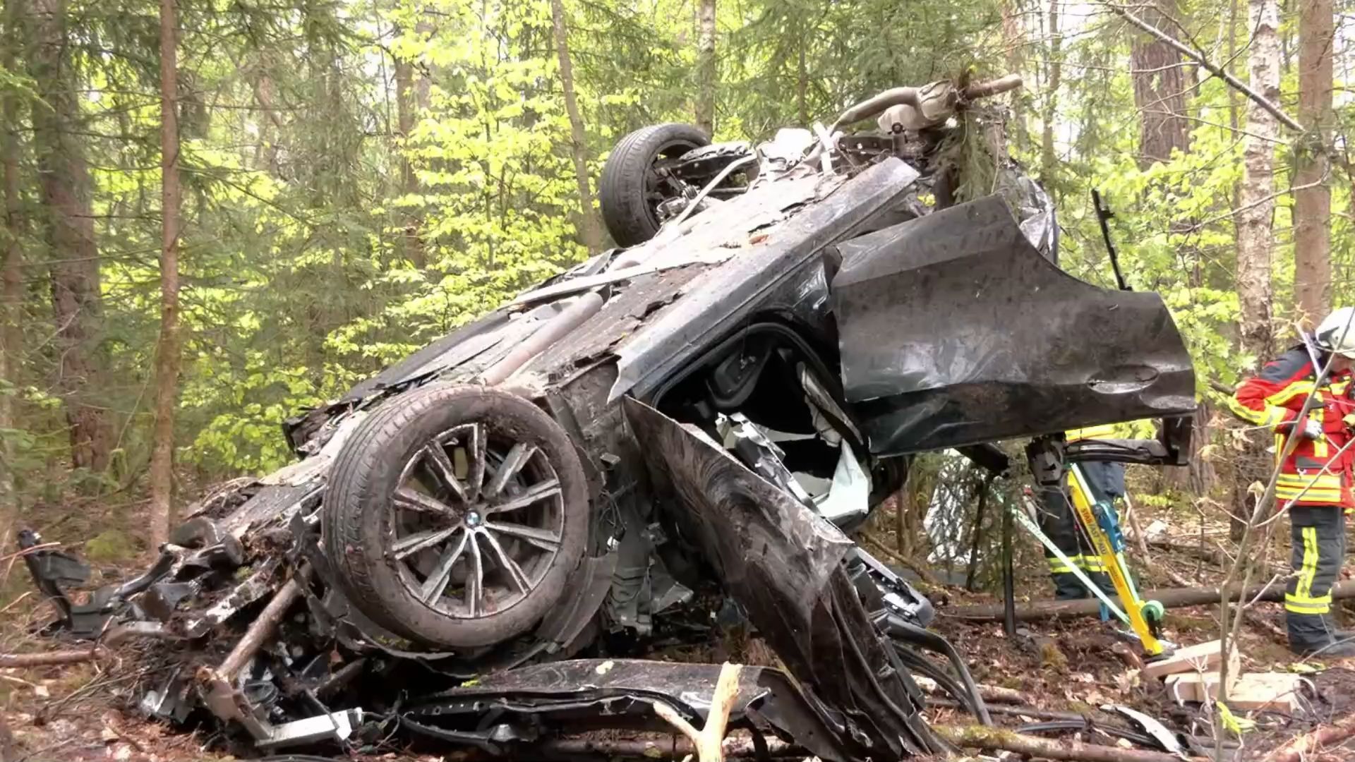 Tragischer Unfall bei Heroldsberg: Auto schlägt Schneise in den Wald - Fahrer verstirbt an Unfallstelle