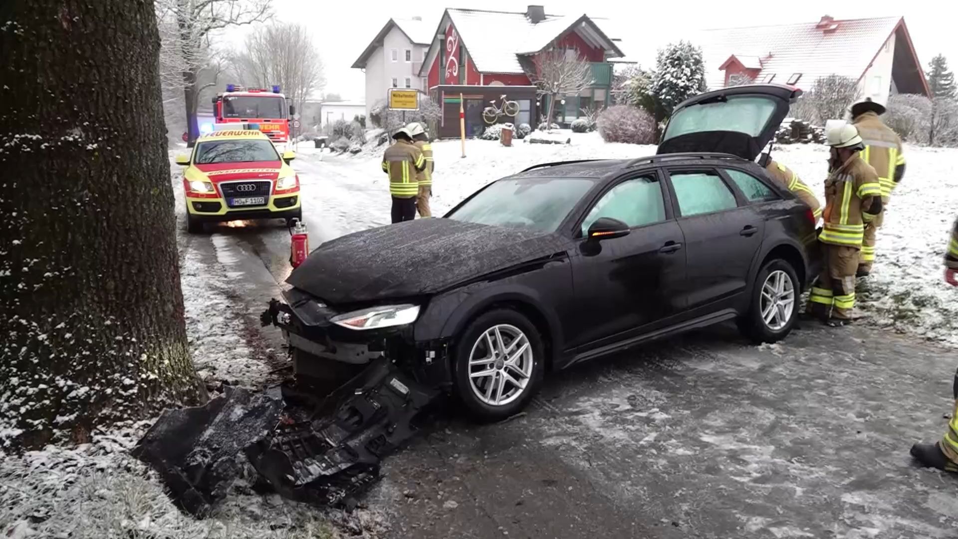 Wegen Schnee und Glätte: Auto kracht gegen Baum - Zwei Personen verletzt