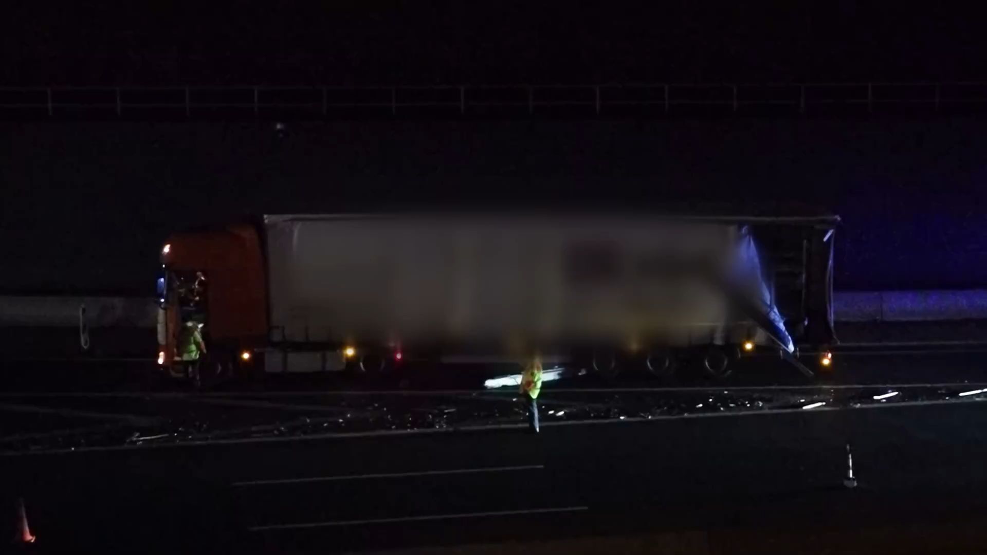 Unzählige Bierflaschen landen auf der A3 - Bierlaster kracht in Lkw und verliert Ladung