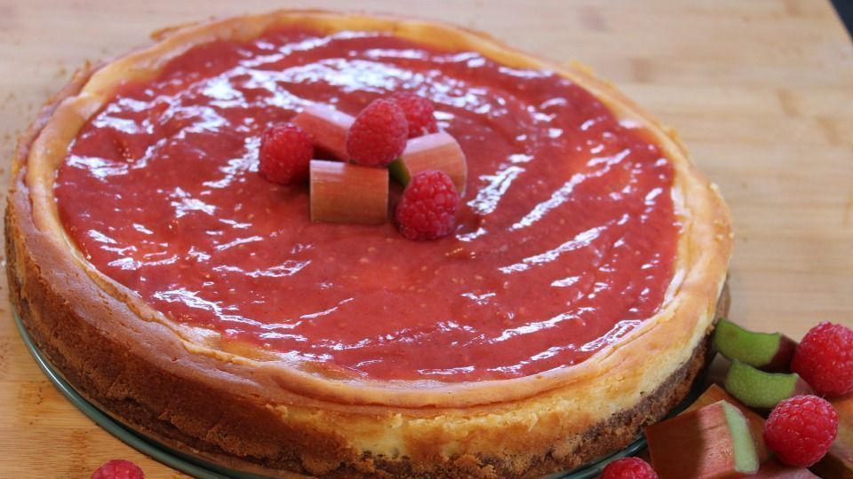 Fruit Mirror for Cheesecake: The Easy Recipe with Raspberries and Rhubarb