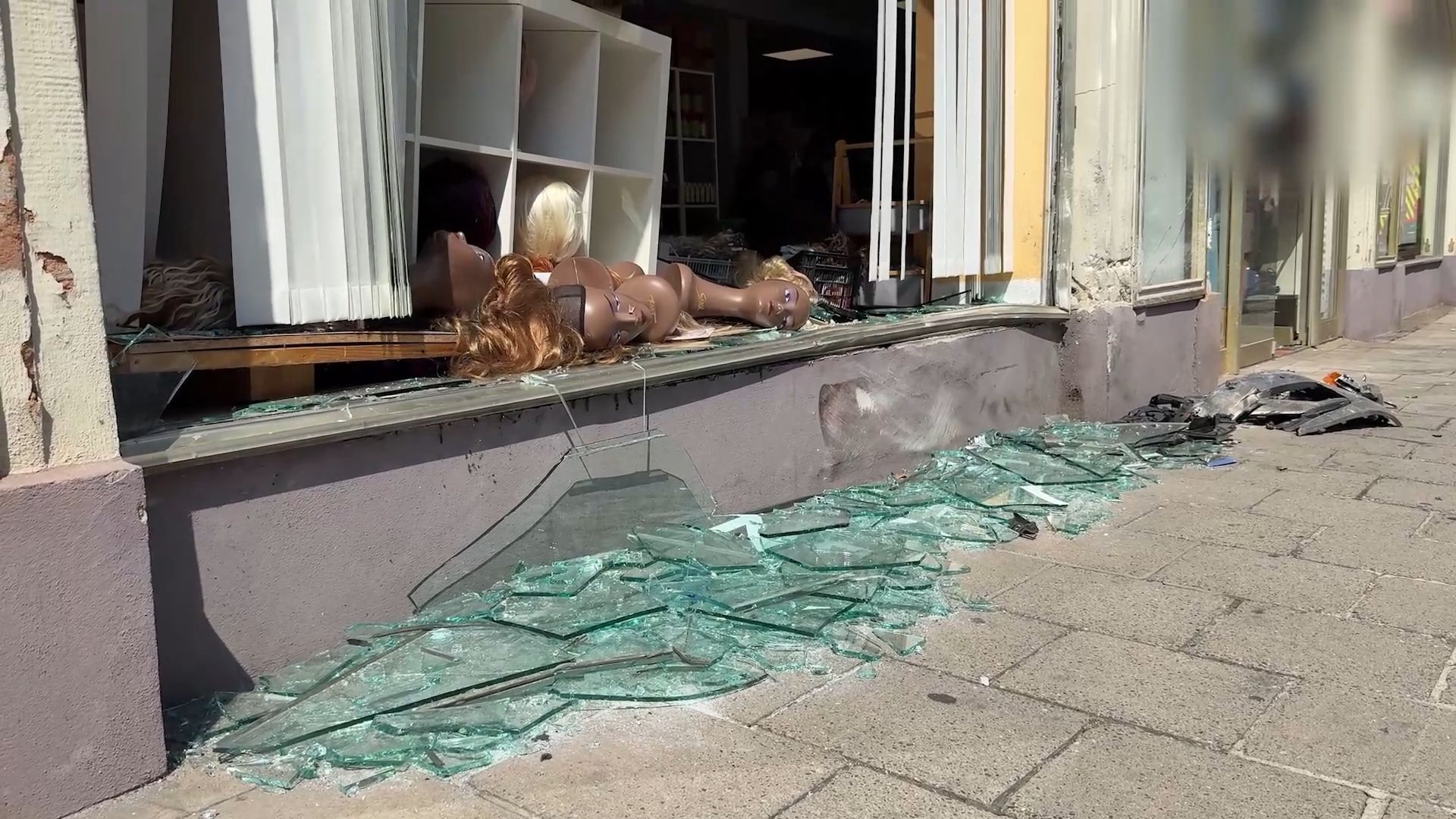 Video: Auto kracht in Schaufenster - Fahrerin unachtsam