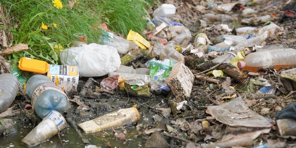 Stinkender Müll am Wegesrand - keine Ausreden für diesen Umwelt-Frevel