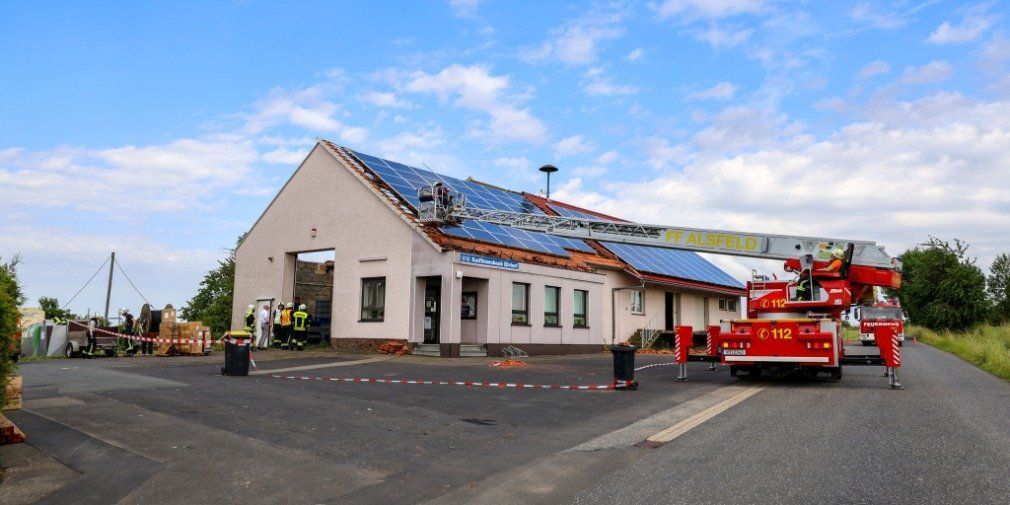 Gewitter zieht über die Region hinweg: Dächer bei Kirtorf abgedeckt