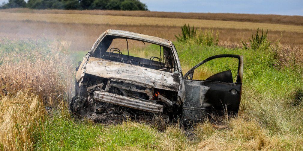 Auto auf Feldweg in Brand geraten