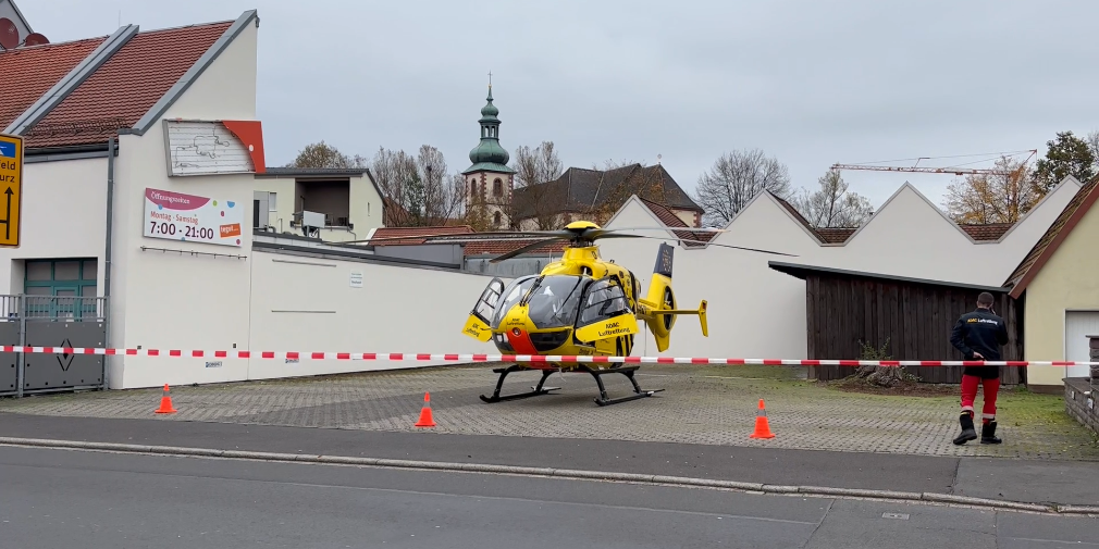 Spektakulärer Einsatz: Christoph 28 schreddert Werbeschild