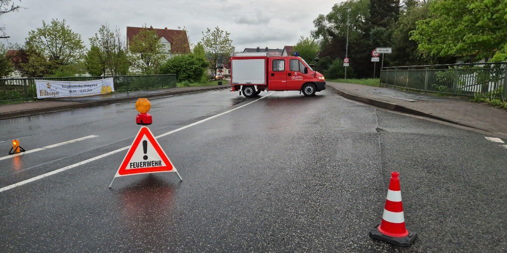 Umgestürzte Bäume, gesperrte Straßen, Tiere vom Blitz getroffen